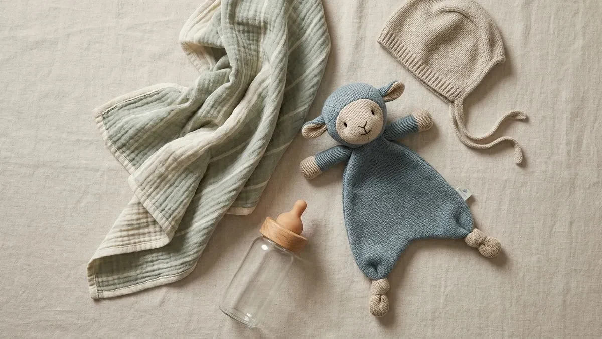 Coliques du nourrisson : couverture, doudou et biberon pour apaiser bébé